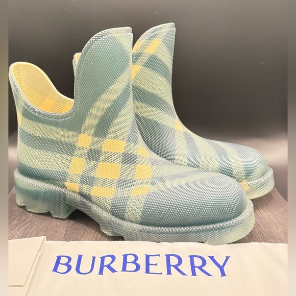 BURBERRY
Marsh Check Ankle Rain-boots
Men’s US 9 - Picture 4 of 9